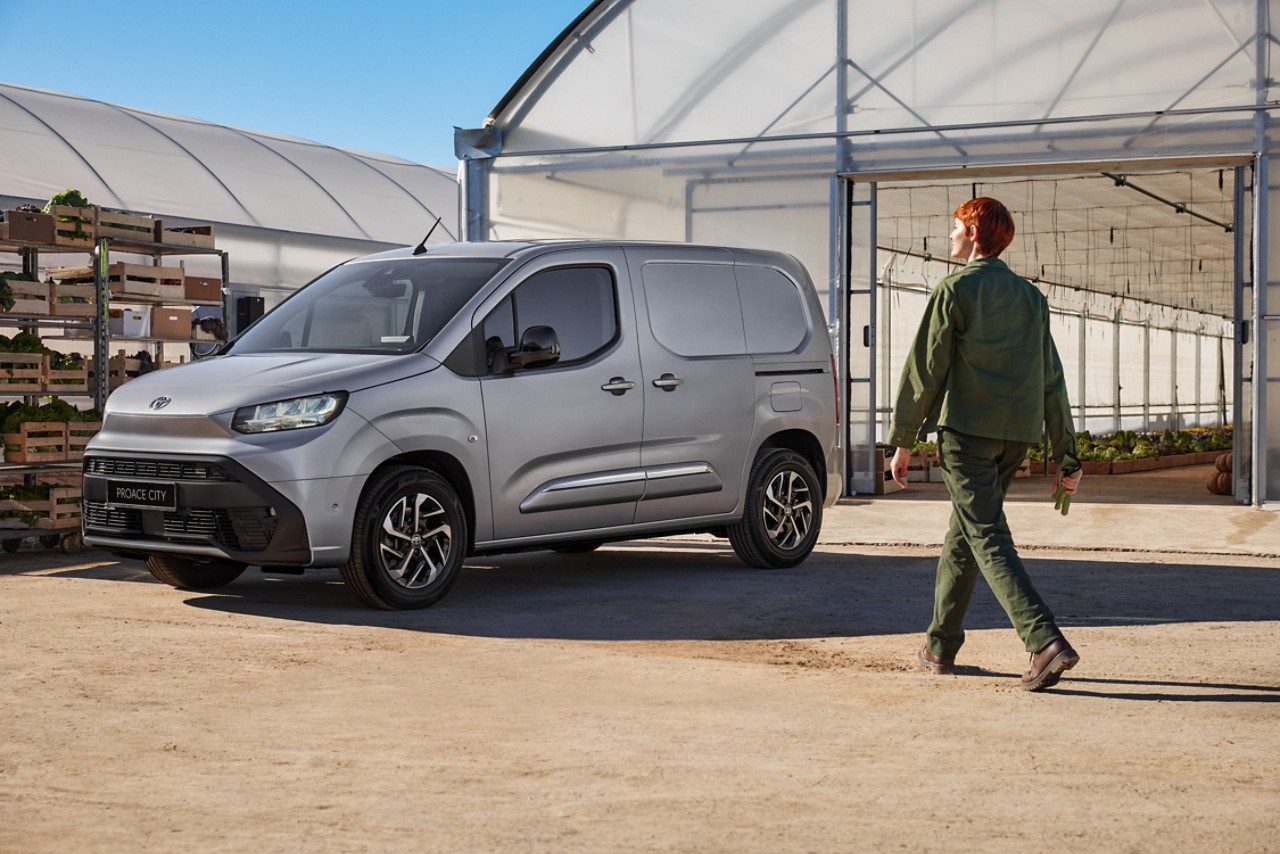 Kona gengur í áttina að Toyota Proace City 