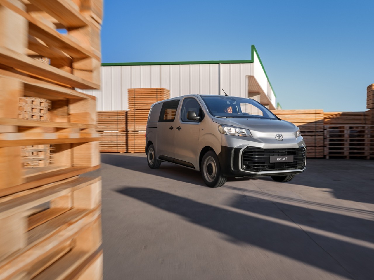 Toyota Proace á vinnusvæði með palletum 